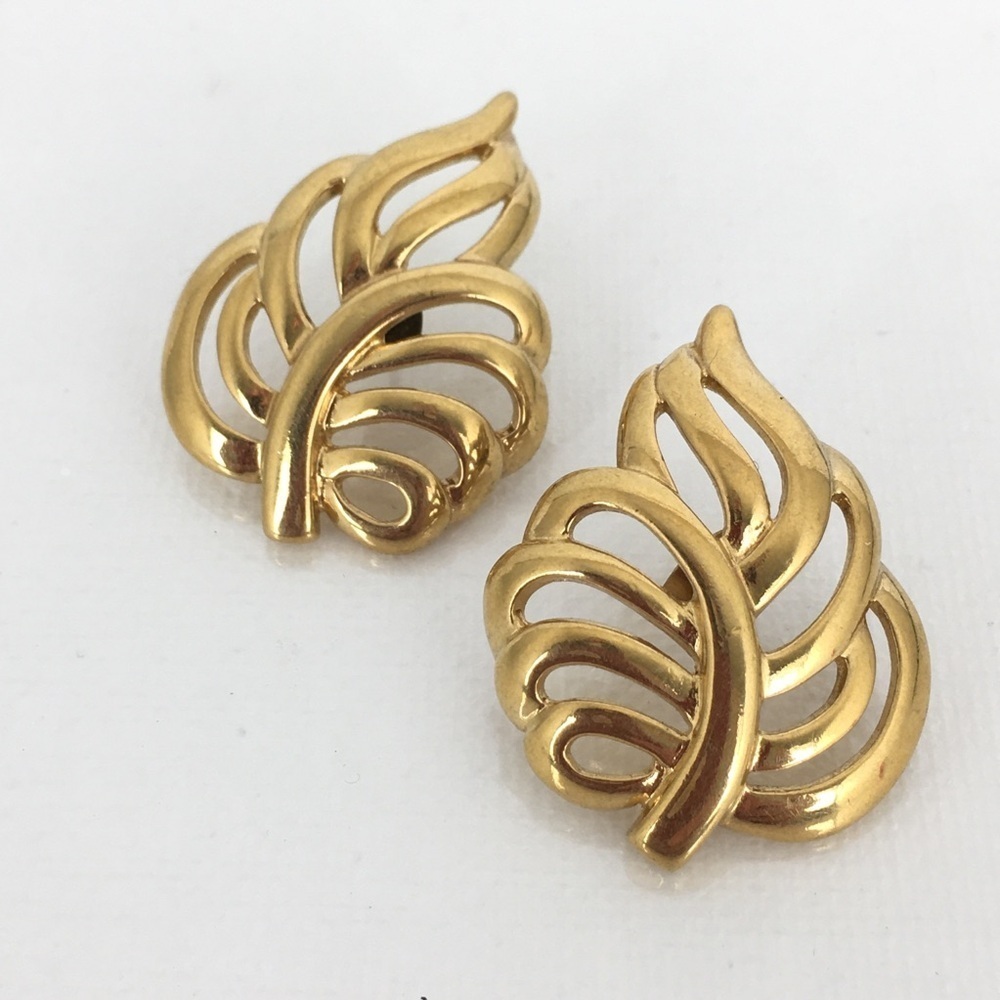Vintage Napier Signed Estate Earrings Gold Tone Filigree Leaf Pierced Post Retro - Picture 2 of 13
